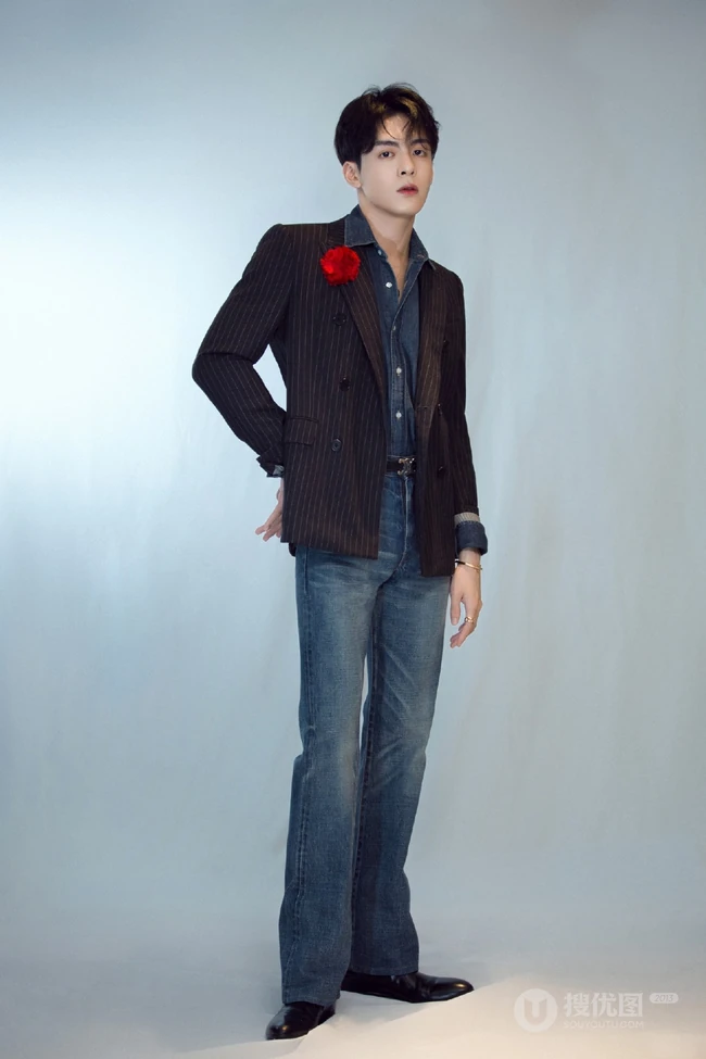 曾舜晞高清俊朗写真，竖纹西服搭配牛仔裤，戴朵小红花，帅气十足