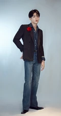 曾舜晞高清俊朗写真，竖纹西服搭配牛仔裤，戴朵小红花，帅气十足