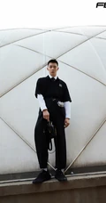 张铭恩小平头发型俊朗帅气户外写真杂志图片