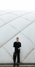 张铭恩小平头发型俊朗帅气户外写真杂志图片