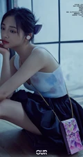 周洁琼落地窗前静坐唯美恬静杂志写真图片