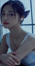 周洁琼落地窗前静坐唯美恬静杂志写真图片