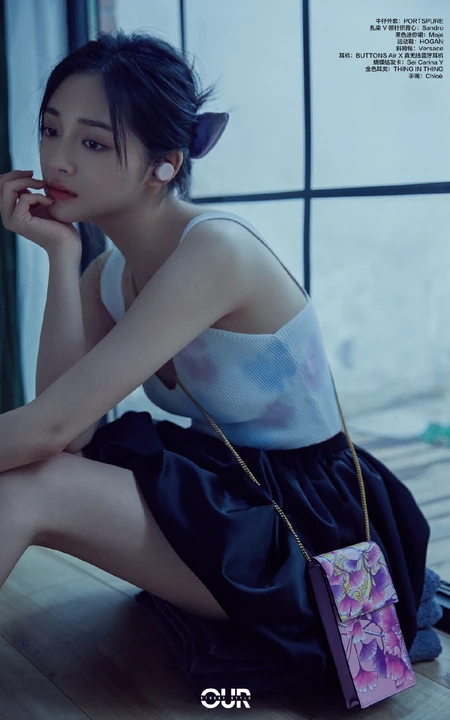 周洁琼落地窗前静坐唯美恬静杂志写真图片