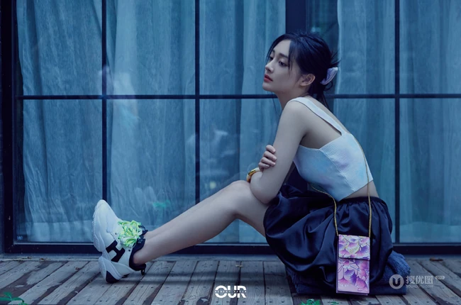 周洁琼落地窗前静坐唯美恬静杂志写真图片