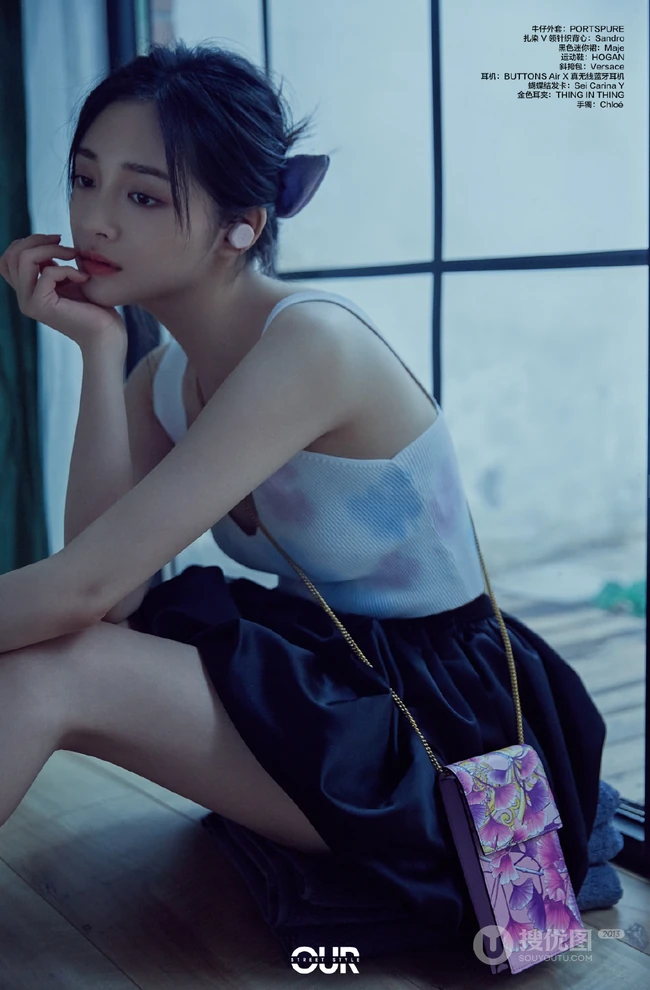 周洁琼落地窗前静坐唯美恬静杂志写真图片