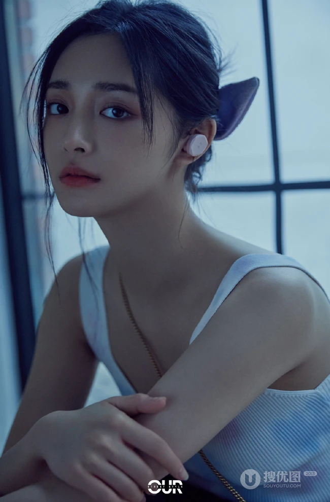 周洁琼落地窗前静坐唯美恬静杂志写真图片