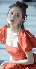 娜扎的匀称气质线条，是真白啊，绑发发型古力娜扎气质低领红裙写真图集