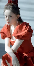 娜扎的匀称气质线条，是真白啊，绑发发型古力娜扎气质低领红裙写真图集