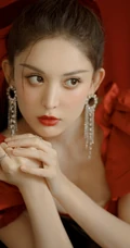 娜扎的匀称气质线条，是真白啊，绑发发型古力娜扎气质低领红裙写真图集