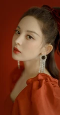 娜扎的匀称气质线条，是真白啊，绑发发型古力娜扎气质低领红裙写真图集