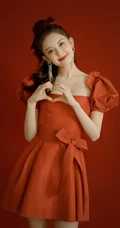 娜扎的匀称气质线条，是真白啊，绑发发型古力娜扎气质低领红裙写真图集
