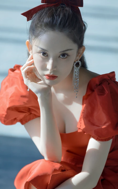 娜扎的匀称气质线条，是真白啊，绑发发型古力娜扎气质低领红裙写真图集