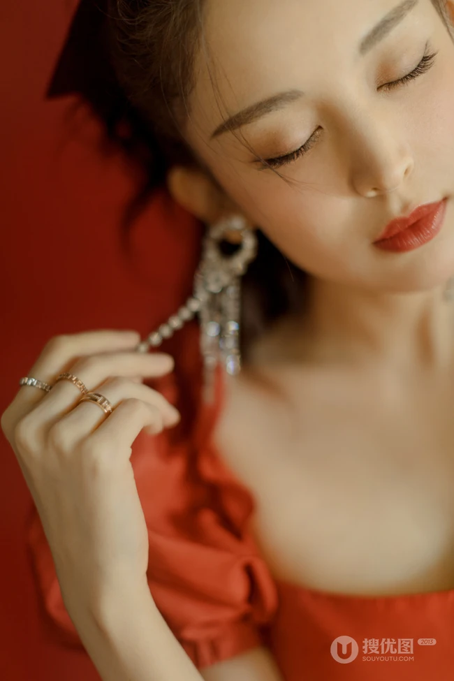 娜扎的匀称气质线条，是真白啊，绑发发型古力娜扎气质低领红裙写真图集