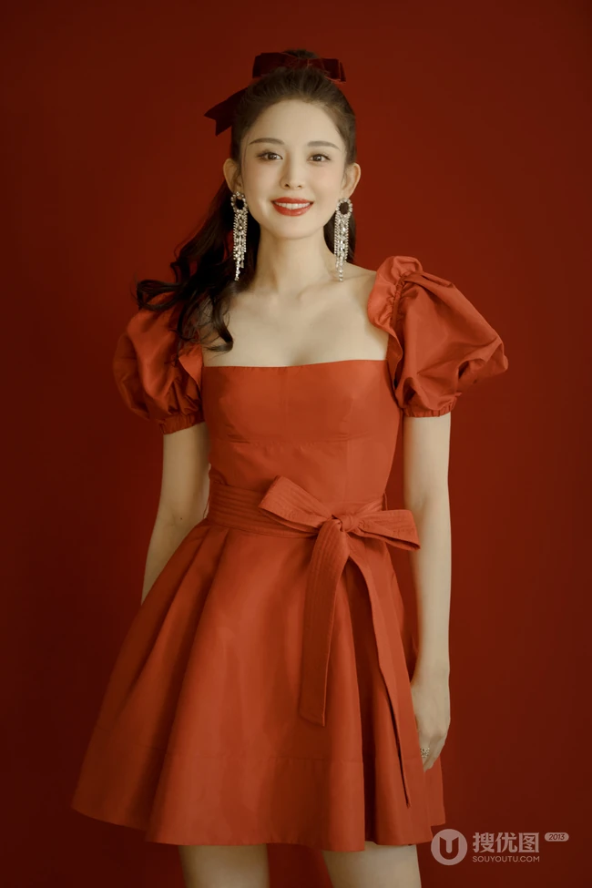 娜扎的匀称气质线条，是真白啊，绑发发型古力娜扎气质低领红裙写真图集