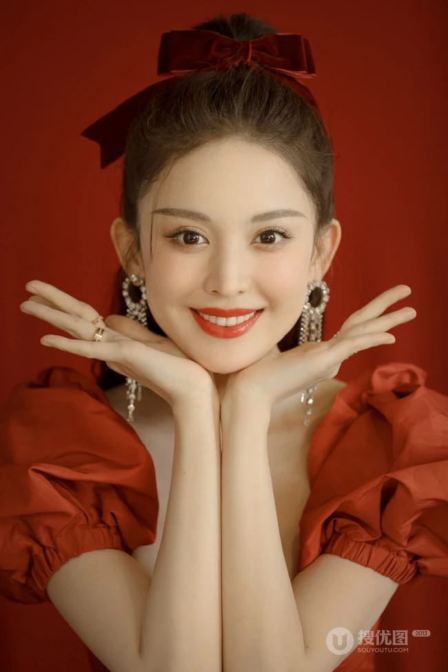 娜扎的匀称气质线条，是真白啊，绑发发型古力娜扎气质低领红裙写真图集