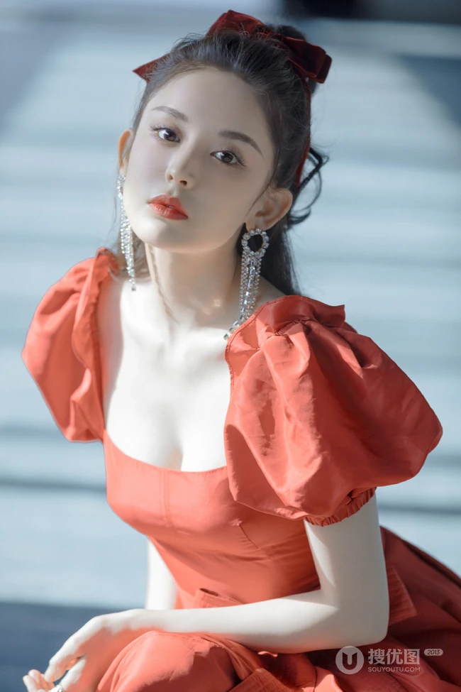 娜扎的匀称气质线条，是真白啊，绑发发型古力娜扎气质低领红裙写真图集