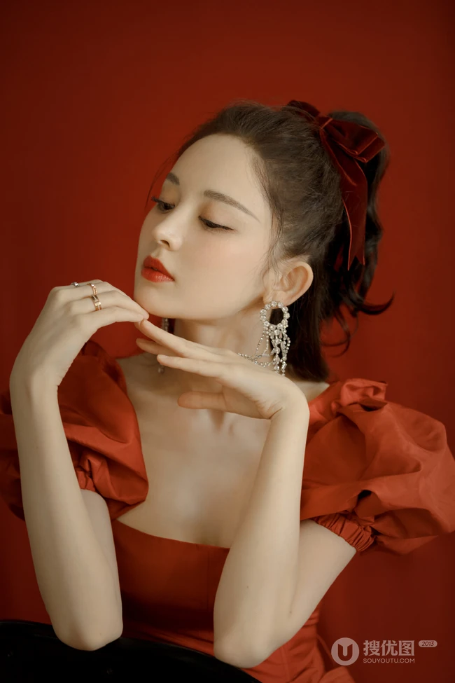 娜扎的匀称气质线条，是真白啊，绑发发型古力娜扎气质低领红裙写真图集