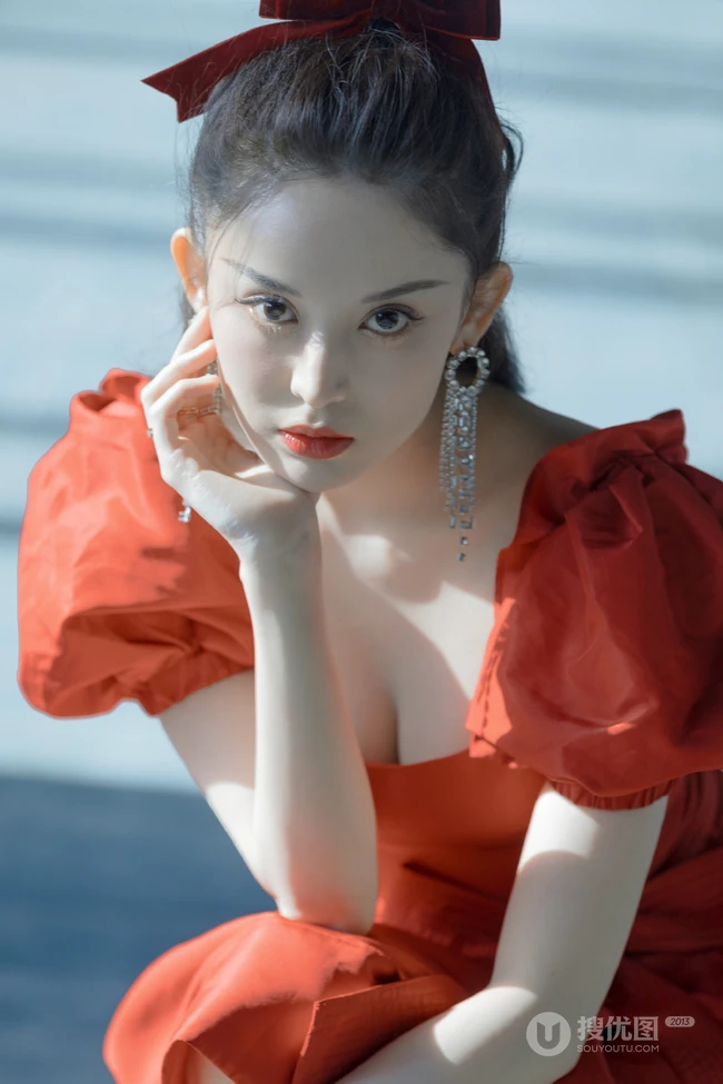 娜扎的匀称气质线条，是真白啊，绑发发型古力娜扎气质低领红裙写真图集