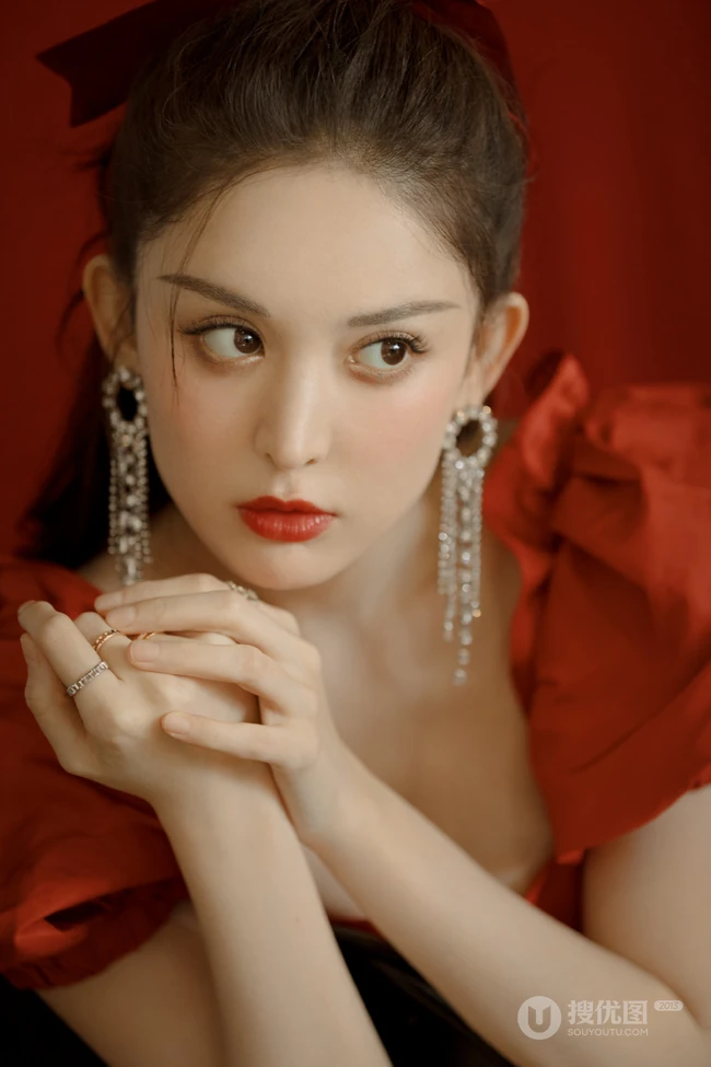 娜扎的匀称气质线条，是真白啊，绑发发型古力娜扎气质低领红裙写真图集