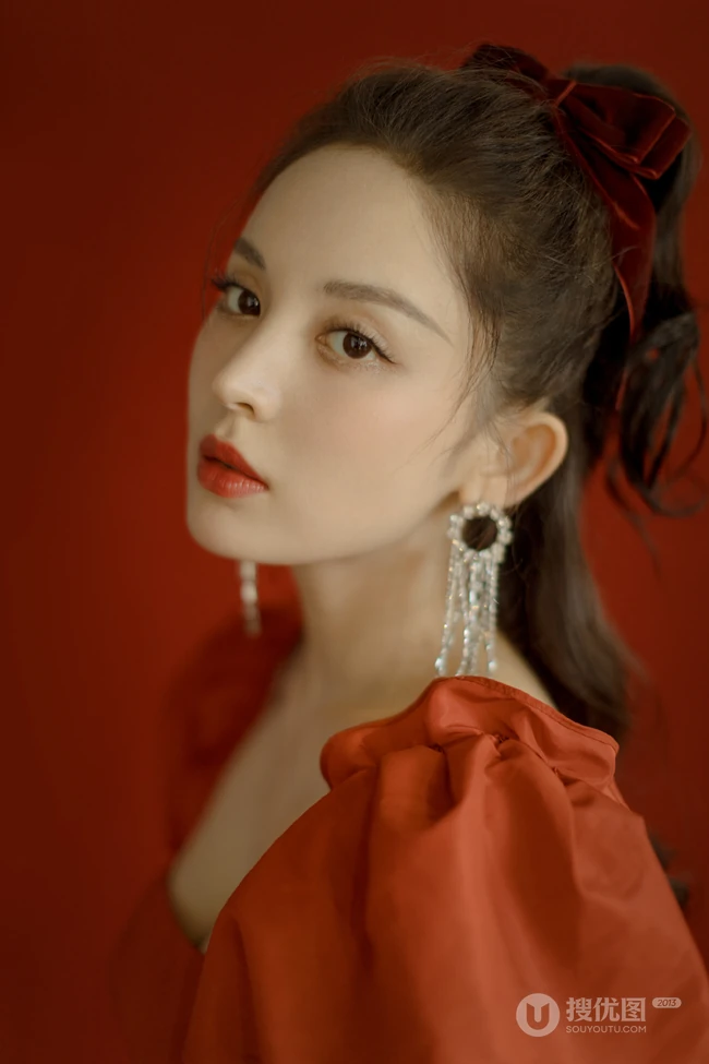 娜扎的匀称气质线条，是真白啊，绑发发型古力娜扎气质低领红裙写真图集