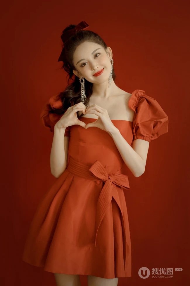 娜扎的匀称气质线条，是真白啊，绑发发型古力娜扎气质低领红裙写真图集