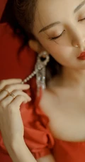娜扎的匀称气质线条，是真白啊，绑发发型古力娜扎气质低领红裙写真图集