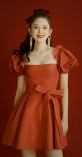娜扎的匀称气质线条，是真白啊，绑发发型古力娜扎气质低领红裙写真图集