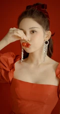 娜扎的匀称气质线条，是真白啊，绑发发型古力娜扎气质低领红裙写真图集