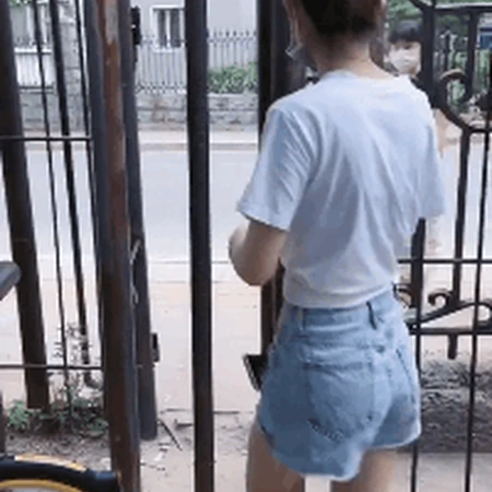 身材好就是任性，这么小的缝都能钻过去，路人街拍动态图