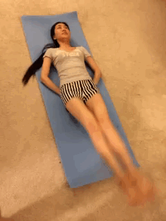 躺在地上的短裤女生练习抬腿锻炼动态图片