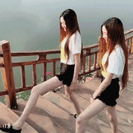 两个妹子在台阶上比谁的腿长gif动态图片