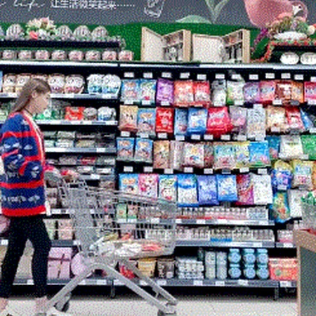 连在商场购物都要来个一字马，搞笑女生购物动态图片