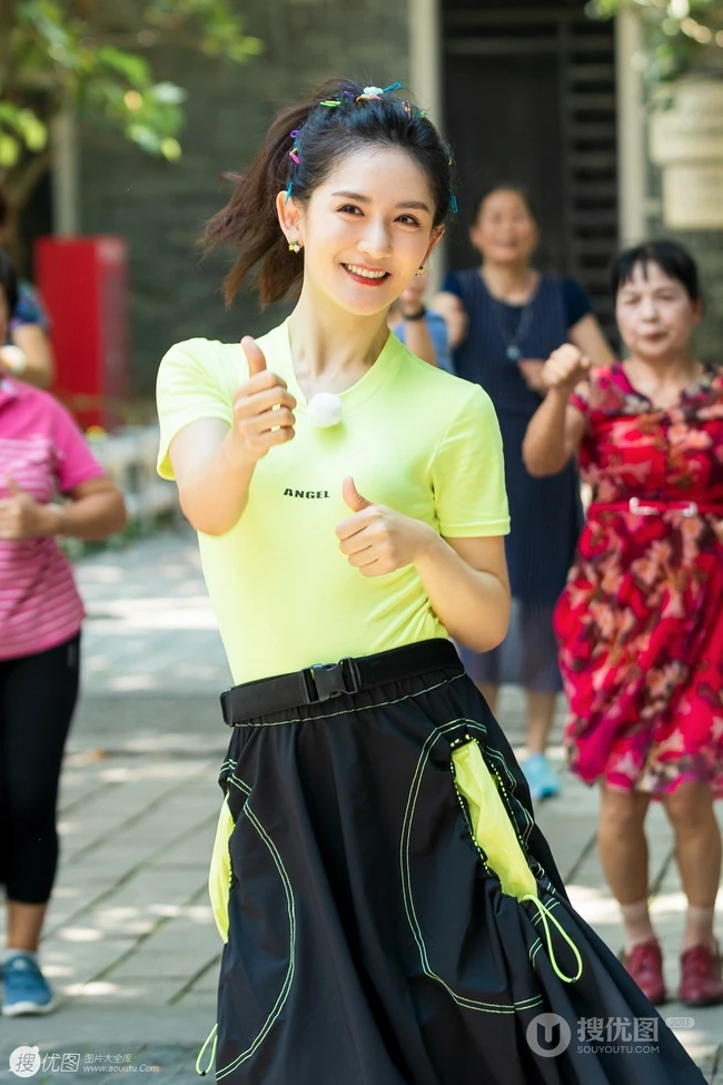谢娜和大妈一起跳广场舞，谢娜《妻子的浪漫旅行4》可爱剧照图片