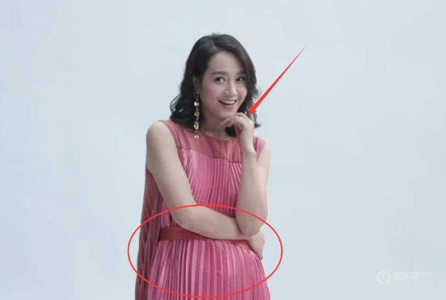 朱丹怀二胎挺孕肚拍摄写真，镜头前浅笑，小腹微凸气色好