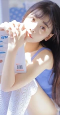 长发及腰清新可人妹子蓝衣短裤长筒袜居家夏日写真图片