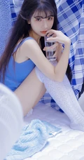 长发及腰清新可人妹子蓝衣短裤长筒袜居家夏日写真图片