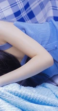 长发及腰清新可人妹子蓝衣短裤长筒袜居家夏日写真图片