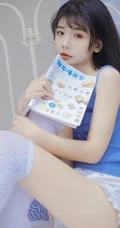 长发及腰清新可人妹子蓝衣短裤长筒袜居家夏日写真图片