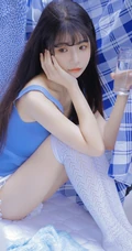 长发及腰清新可人妹子蓝衣短裤长筒袜居家夏日写真图片
