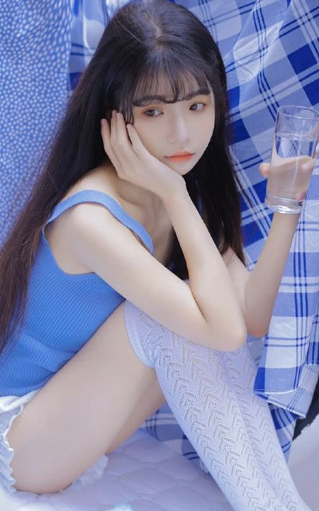 长发及腰清新可人妹子蓝衣短裤长筒袜居家夏日写真图片