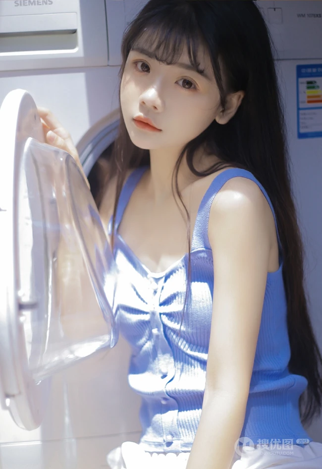 长发及腰清新可人妹子蓝衣短裤长筒袜居家夏日写真图片