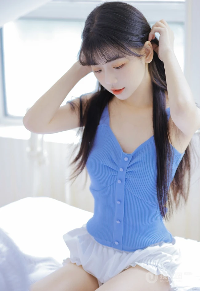 长发及腰清新可人妹子蓝衣短裤长筒袜居家夏日写真图片