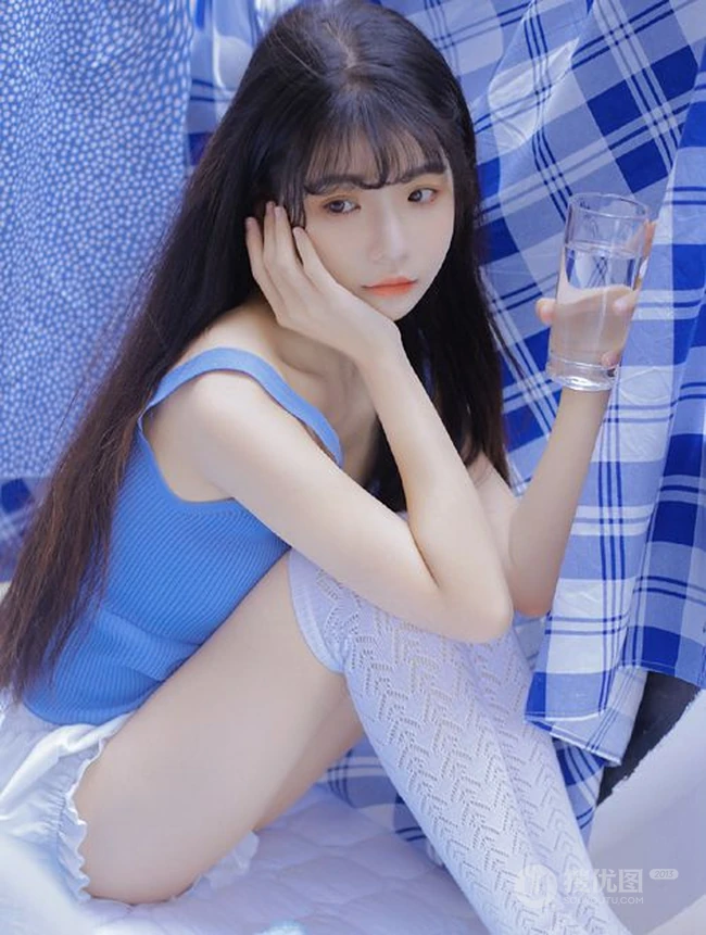 长发及腰清新可人妹子蓝衣短裤长筒袜居家夏日写真图片