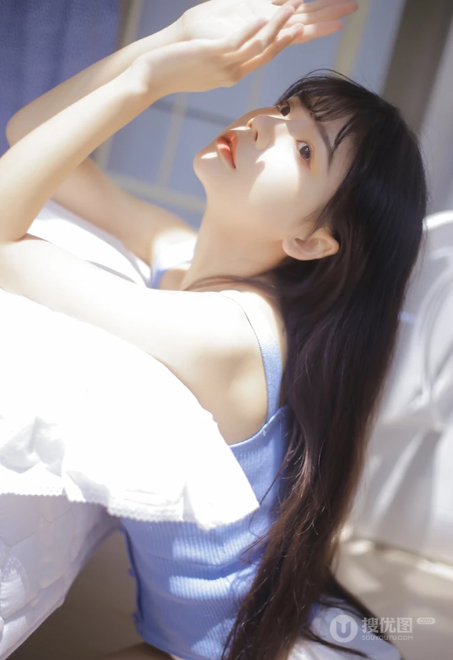 长发及腰清新可人妹子蓝衣短裤长筒袜居家夏日写真图片