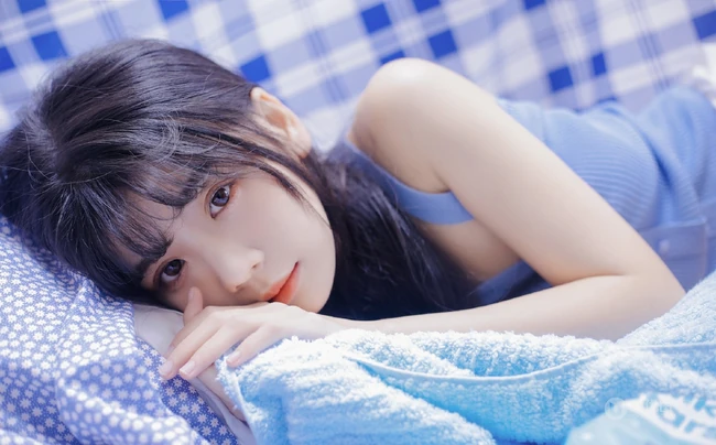 长发及腰清新可人妹子蓝衣短裤长筒袜居家夏日写真图片