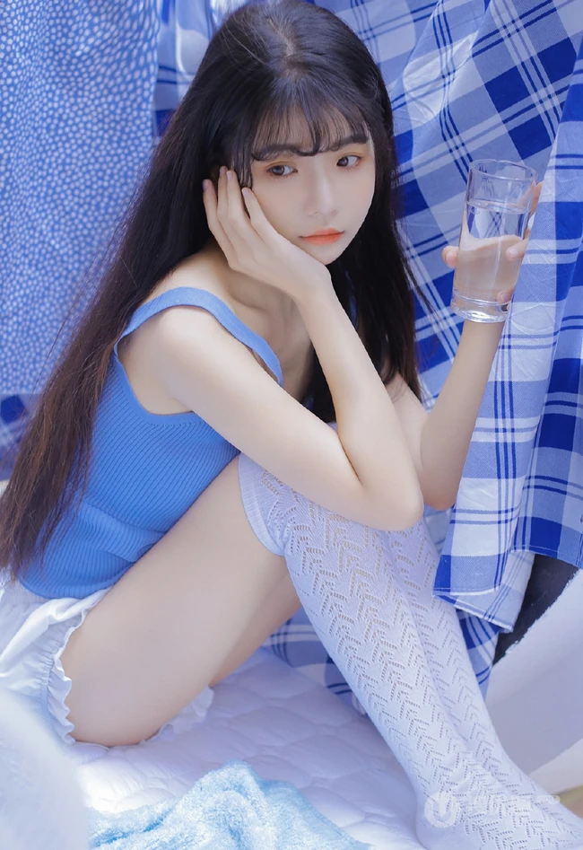 长发及腰清新可人妹子蓝衣短裤长筒袜居家夏日写真图片