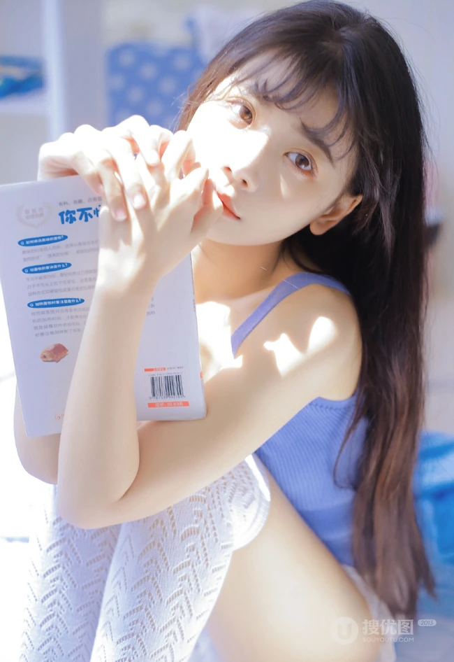 长发及腰清新可人妹子蓝衣短裤长筒袜居家夏日写真图片
