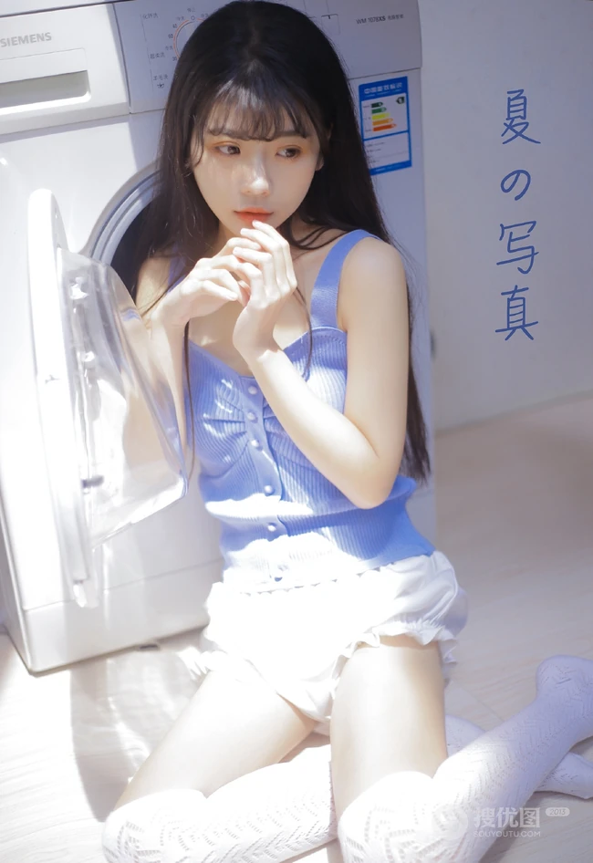 长发及腰清新可人妹子蓝衣短裤长筒袜居家夏日写真图片