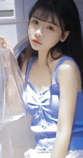 长发及腰清新可人妹子蓝衣短裤长筒袜居家夏日写真图片
