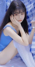 长发及腰清新可人妹子蓝衣短裤长筒袜居家夏日写真图片